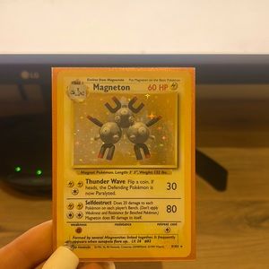 Magneton holographic Pokémon card